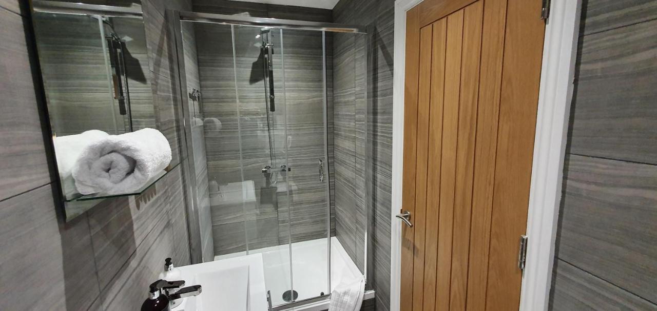 Garland Modern Spacious Apartment, Brentwood 1 Buitenkant foto