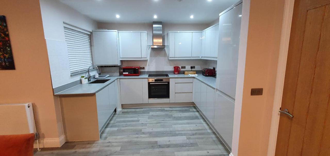 Garland Modern Spacious Apartment, Brentwood 1 Buitenkant foto